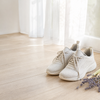 Frische Sneaker am Fenster - Schuhgeruch entfernen